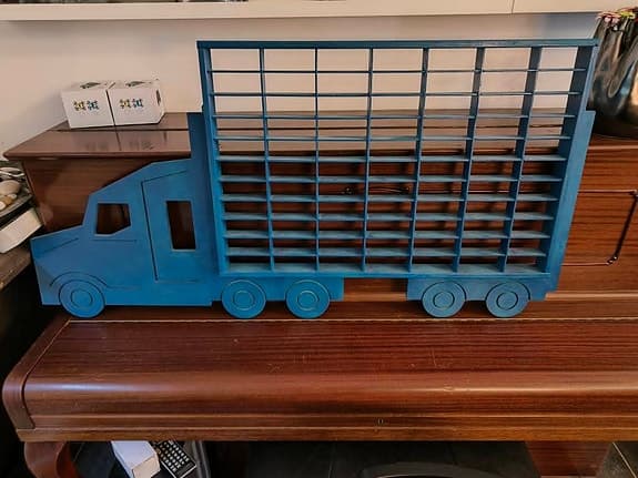 101 bilar och trähylla med 77 fack