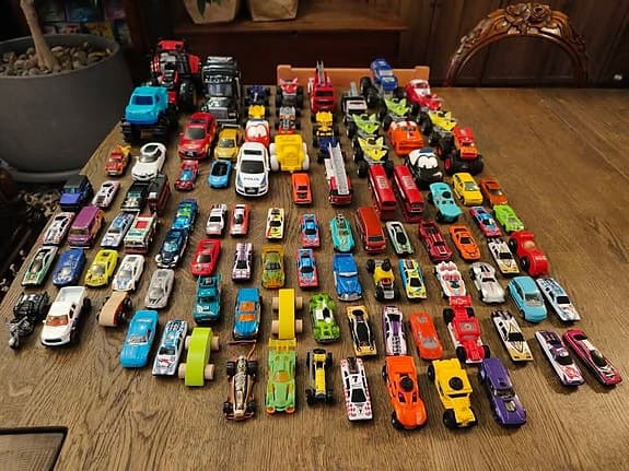 101 bilar och trähylla med 77 fack