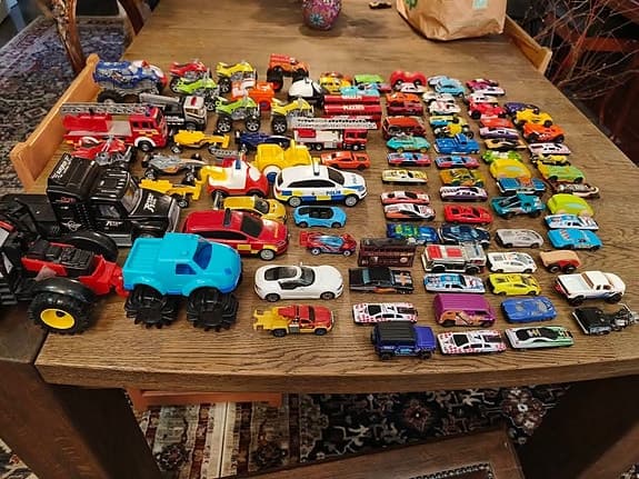 101 bilar och trähylla med 77 fack