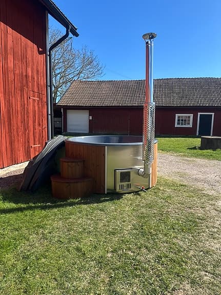 Vedeldad badtunna med kamin och trappa, värmeisolerat lock