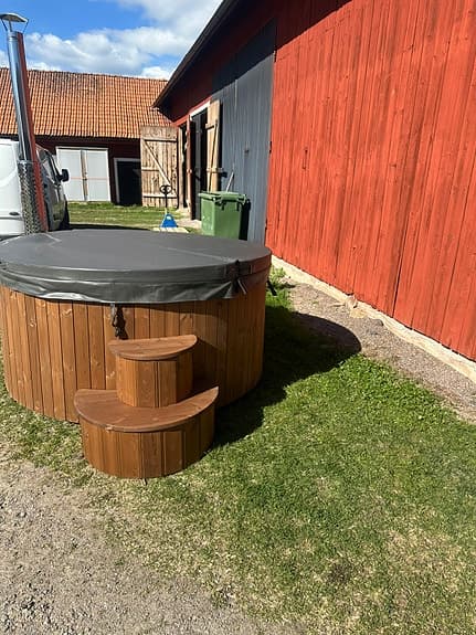 Vedeldad badtunna med kamin och trappa, värmeisolerat lock