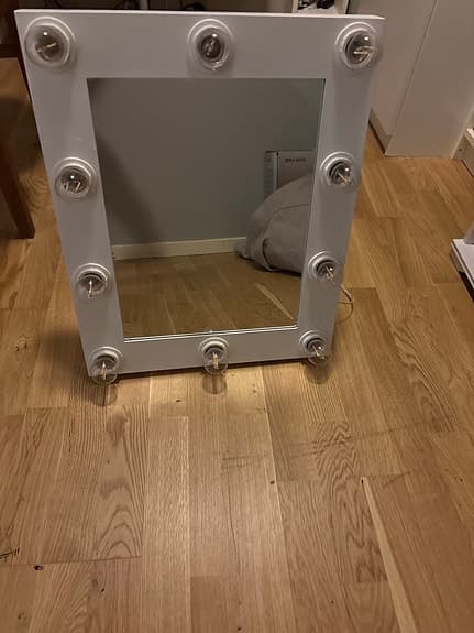 IKEA sminkspegel med lampor