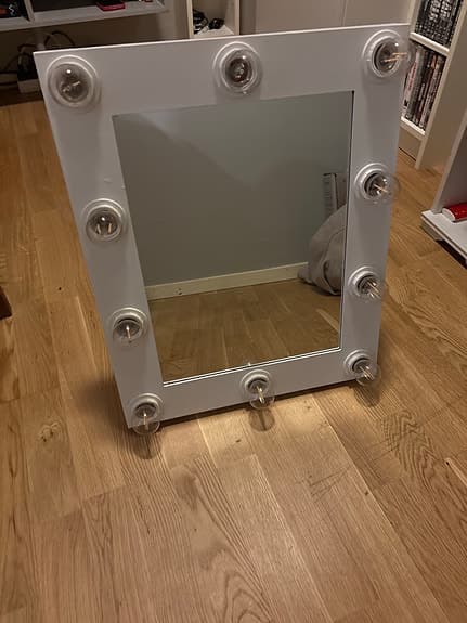 IKEA sminkspegel med lampor