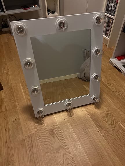 IKEA sminkspegel med lampor