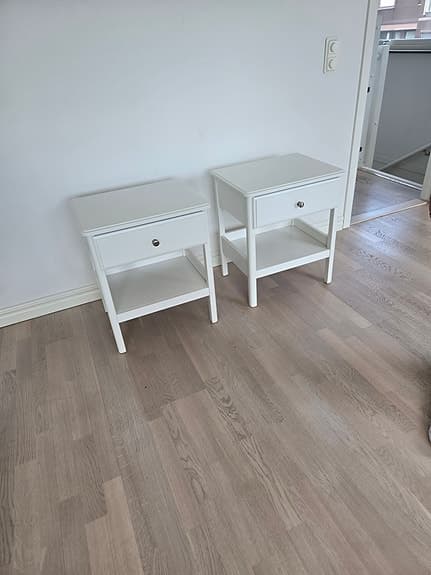 IKEA vita sängbord med låda och hylla