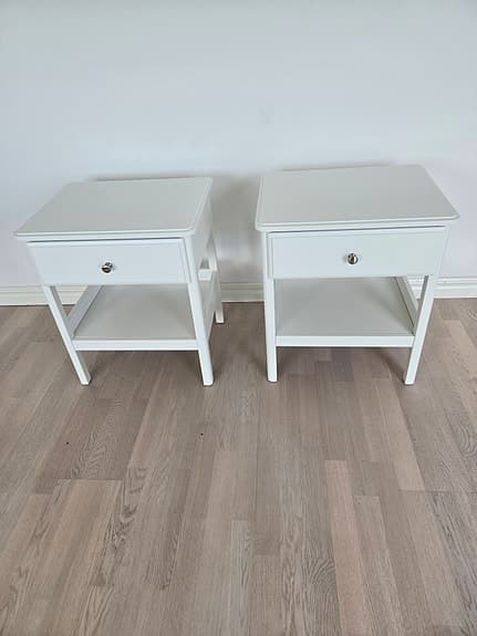 IKEA vita sängbord med låda och hylla