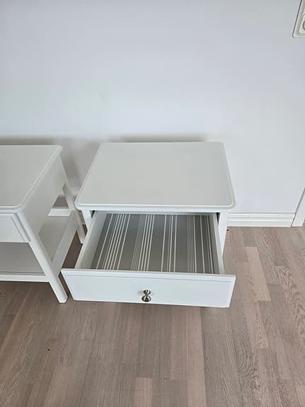 IKEA vita sängbord med låda och hylla