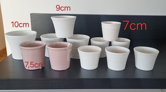 Små krukor 7–9 cm vita och rosa