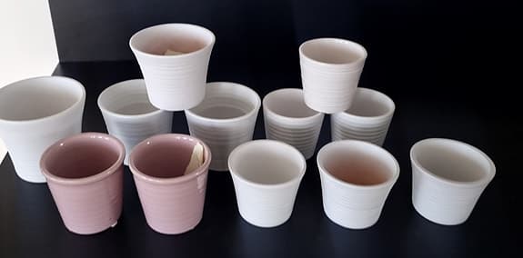 Små krukor 7–9 cm vita och rosa