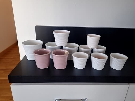 Små krukor 7–9 cm vita och rosa