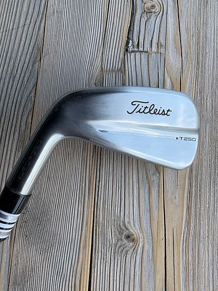 Titleist T250 4G 4-järn med Project X LZ 5.5 skaft, Vänster