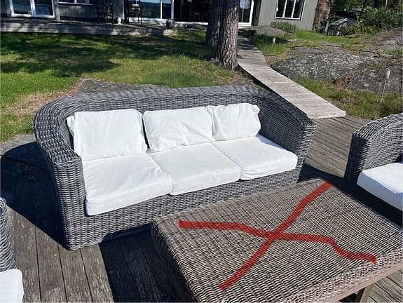 Konstrotting loungesoffa och fåtöljer med vita dynor