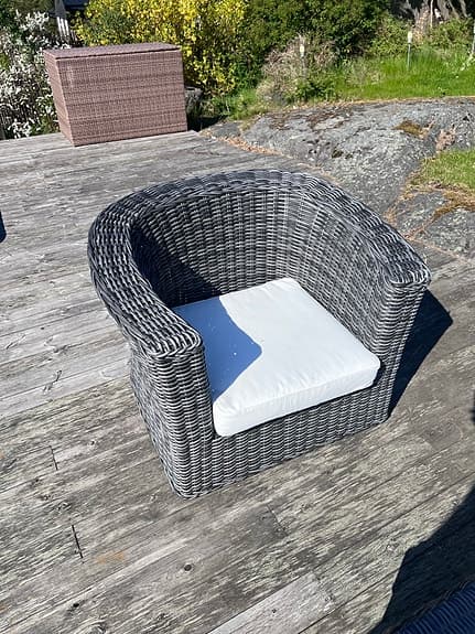 Konstrotting loungesoffa och fåtöljer med vita dynor