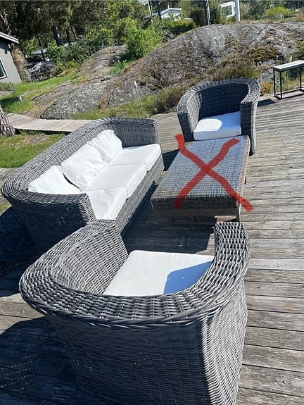Konstrotting loungesoffa och fåtöljer med vita dynor