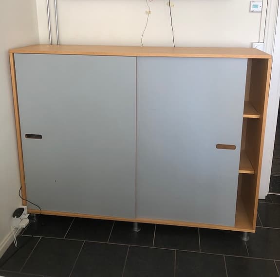 Skåp i björk/grå laminat med 2 hyllor, FORM3