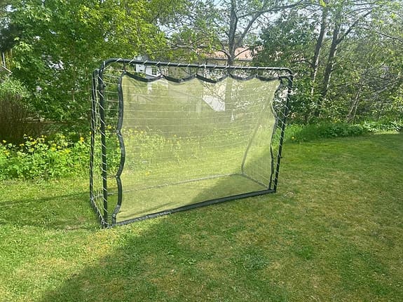 Fotbollsmål, nedmonterat, skottramp och nät.