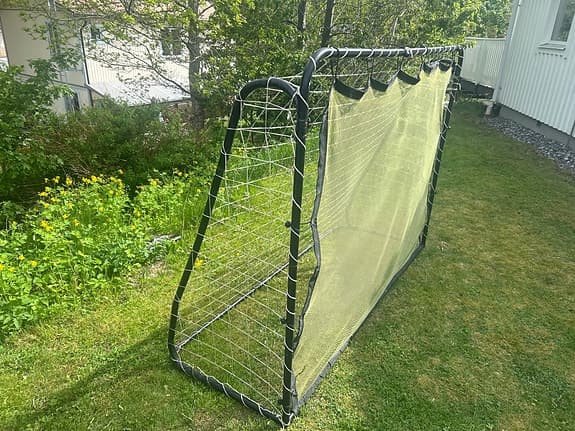 Fotbollsmål, nedmonterat, skottramp och nät.
