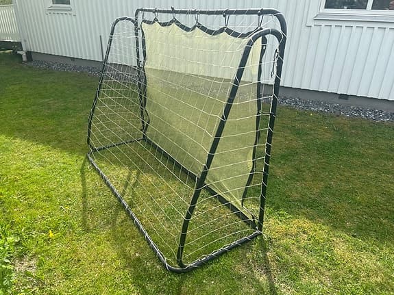 Fotbollsmål, nedmonterat, skottramp och nät.