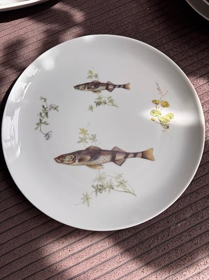 Uppsala Ekeby tallrikar och serveringsfat med fiskmotiv porslin