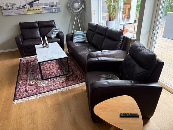 Fin mörkbrun skinngrupp från Italsofa