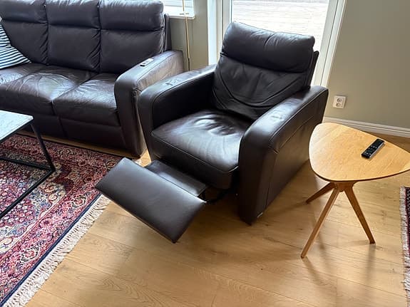 Fin mörkbrun skinngrupp från Italsofa