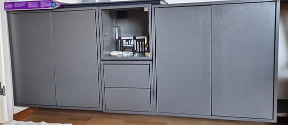 Grå förvaringsmöbel med skåp och lådor "eket"