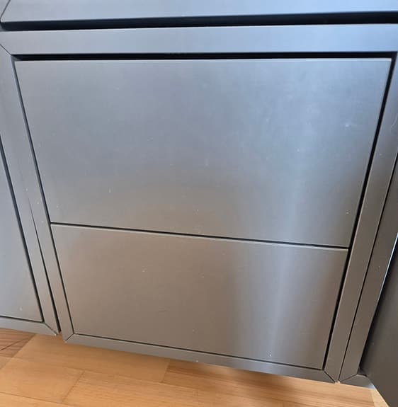 Grå förvaringsmöbel med skåp och lådor "eket"