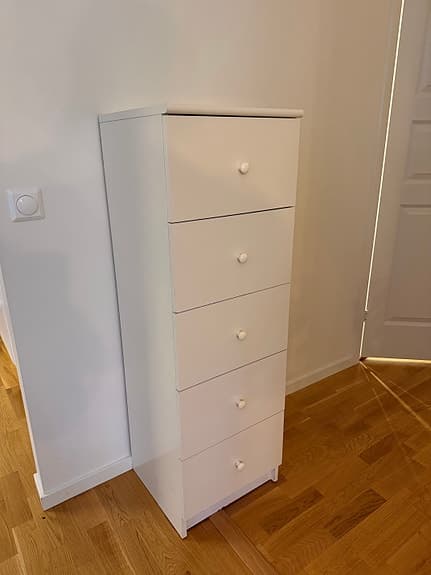 Vit smal byrå