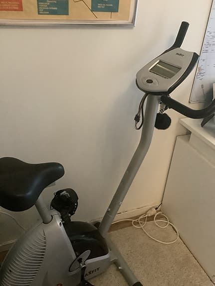 en proffsig motionscykel med stort program, styrs av ström
