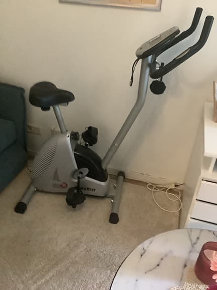 en proffsig motionscykel med stort program, styrs av ström