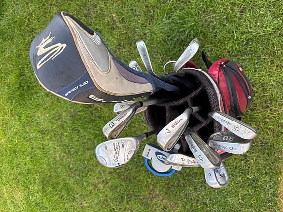 Järnset och bag med klubbor från, Cobra, Taylormade, Wilson, macgregor.