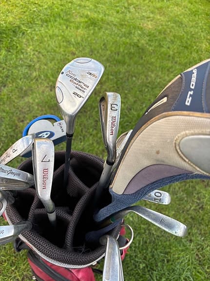 Järnset och bag med klubbor från, Cobra, Taylormade, Wilson, macgregor.