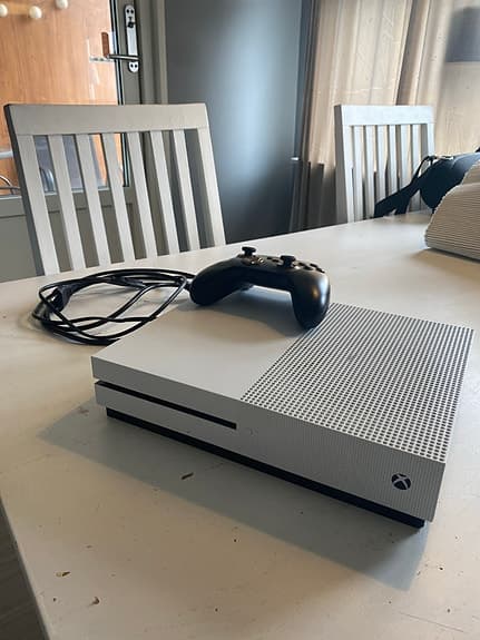 Xbox One S säljes med kontroll, strömkabel och HDMI-kabel ingår.