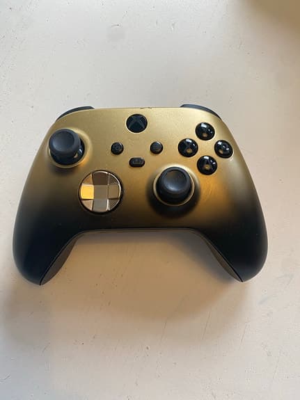 Xbox One S säljes med kontroll, strömkabel och HDMI-kabel ingår.