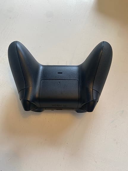 Xbox One S säljes med kontroll, strömkabel och HDMI-kabel ingår.
