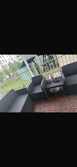 Svart utegrupp med soffa, två fåtöljer och bord