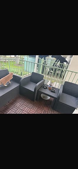 Svart utegrupp med soffa, två fåtöljer och bord
