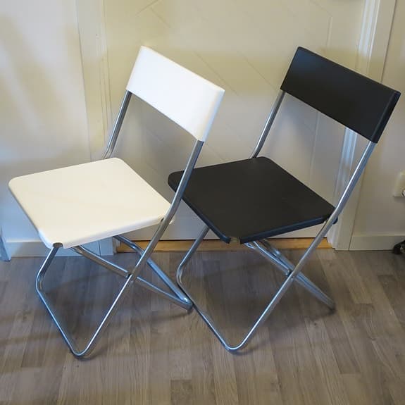 2st IKEA Jeff klappstolar, fällstolar, en svart och en vit, i nyskick.