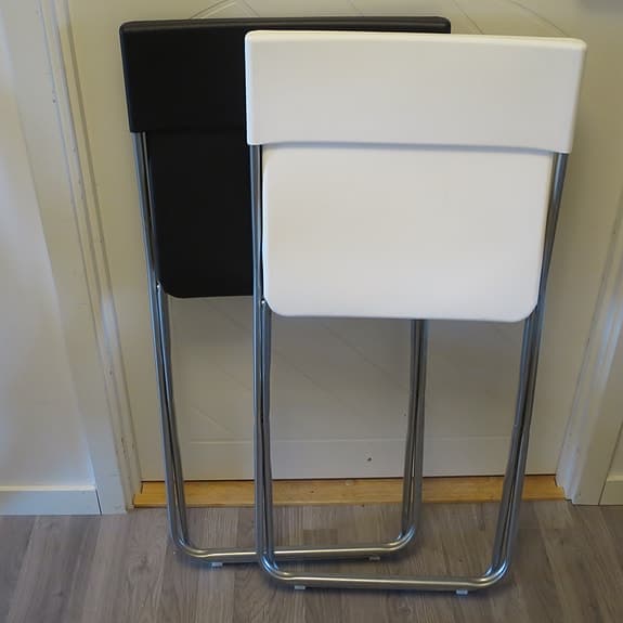2st IKEA Jeff klappstolar, fällstolar, en svart och en vit, i nyskick.