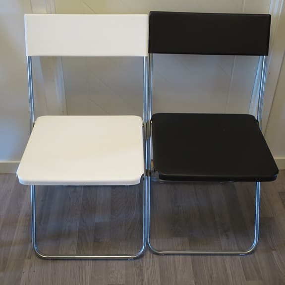 2st IKEA Jeff klappstolar, fällstolar, en svart och en vit, i nyskick.