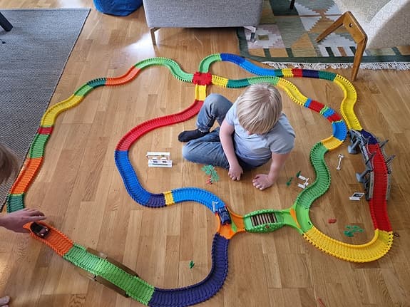 Kul och kreativ bilbana med batteridrivna bilar