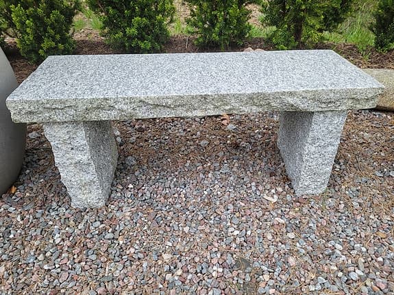 Handhuggen naturstensbänk