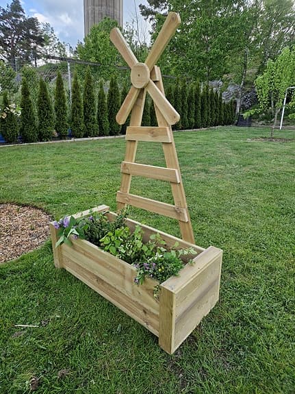 Trälåda med vindkvarn för plantering