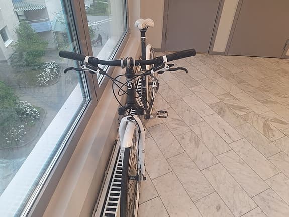 Scott 28" L svart/vit man