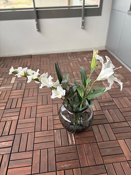 Retro IKEA rökgrå glasvas + SMYCKA lyxiga konstblommor (Hagastaden)