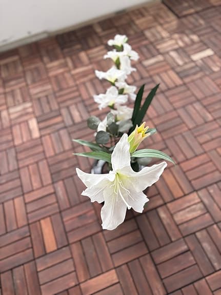 Retro IKEA rökgrå glasvas + SMYCKA lyxiga konstblommor (Hagastaden)