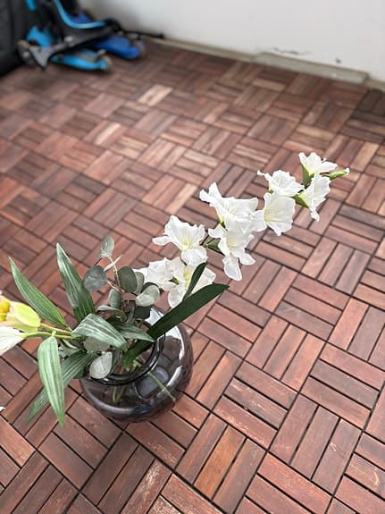 Retro IKEA rökgrå glasvas + SMYCKA lyxiga konstblommor (Hagastaden)