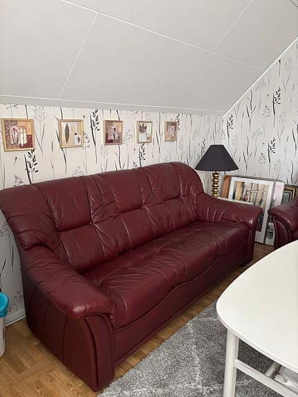 Soffa och två fåtöljer