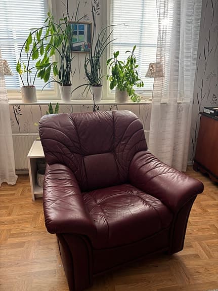 Soffa och två fåtöljer