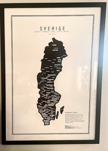 Sverige tavla 70x100 inkl ram svart/vit med städer
